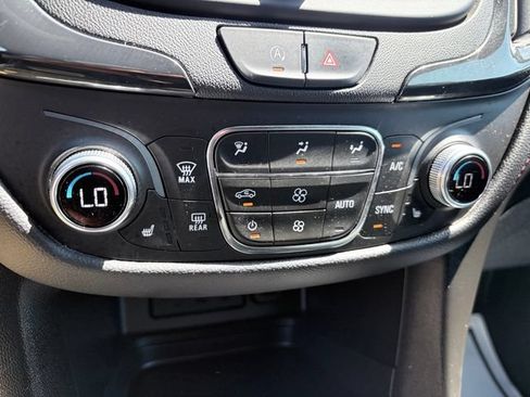 Used 2022 Chevrolet Equinox RS FWD image 19