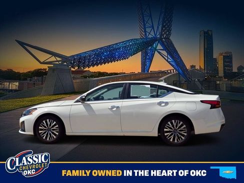 Used 2025 Nissan Altima 2.5 SV FWD image 4