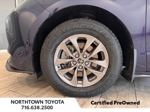 Used 2025 Toyota Sienna XLE AWD/4WD image 21