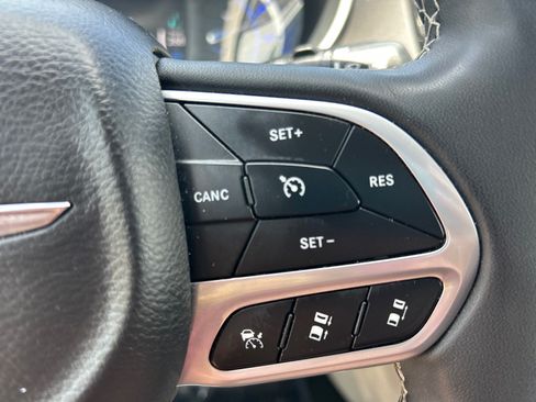 Used 2023 Chrysler Pacifica Touring-L FWD image 25