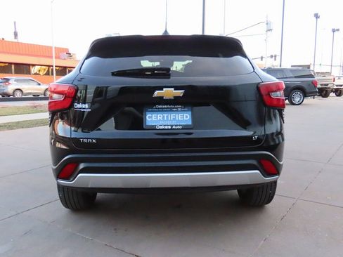 Used 2025 Chevrolet Trax LT w/ LT Convenience Package image 6