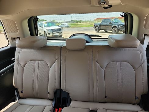 Used 2024 Ford Expedition Limited AWD/4WD image 8