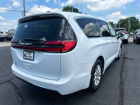 Used 2023 Chrysler Pacifica Touring-L FWD image 8