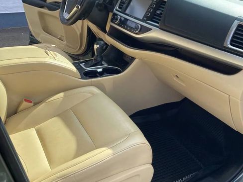Used 2019 Toyota Highlander XLE image 17