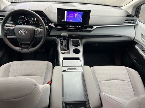 Used 2025 Toyota Sienna LE AWD/4WD image 19