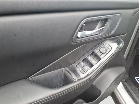 Used 2025 Nissan Rogue SV image 13