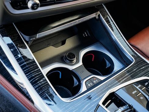 New 2025 BMW X7 M60i image 16