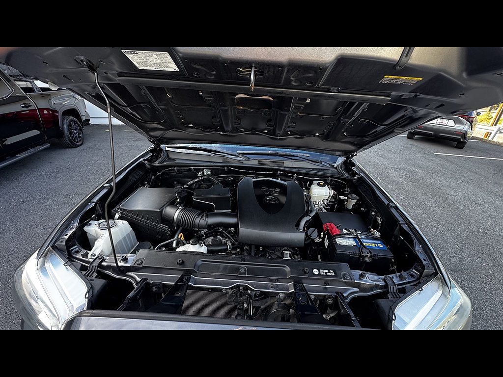 Certified 2019 Toyota Tacoma TRD Off-Road AWD/4WD image 9