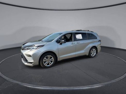 Used 2022 Toyota Sienna XSE w/ XSE Plus Package AWD/4WD image 4