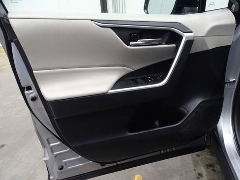 Used 2021 Toyota RAV4 XLE w/ Convenience Package FWD image 17
