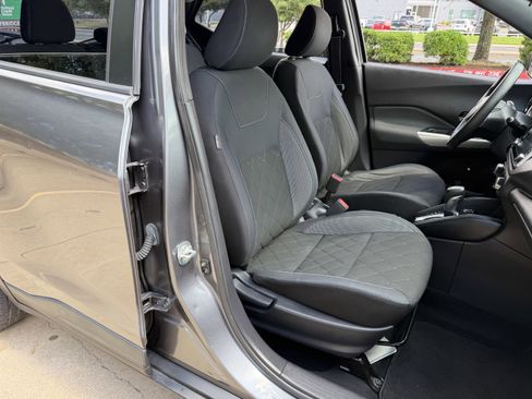 Used 2018 Nissan Kicks SV FWD image 10