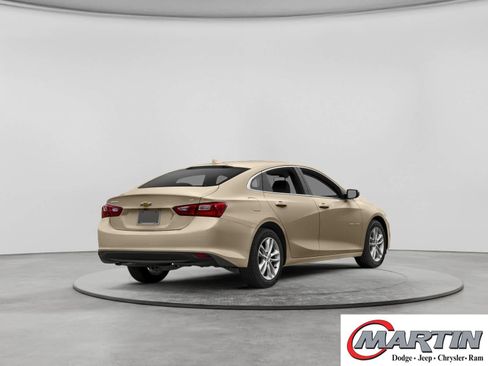 Used 2018 Chevrolet Malibu LT FWD image 2