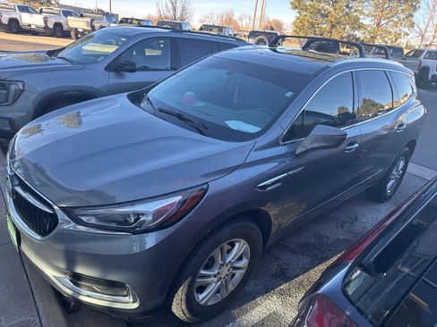 Used 2020 Buick Enclave Essence image 2