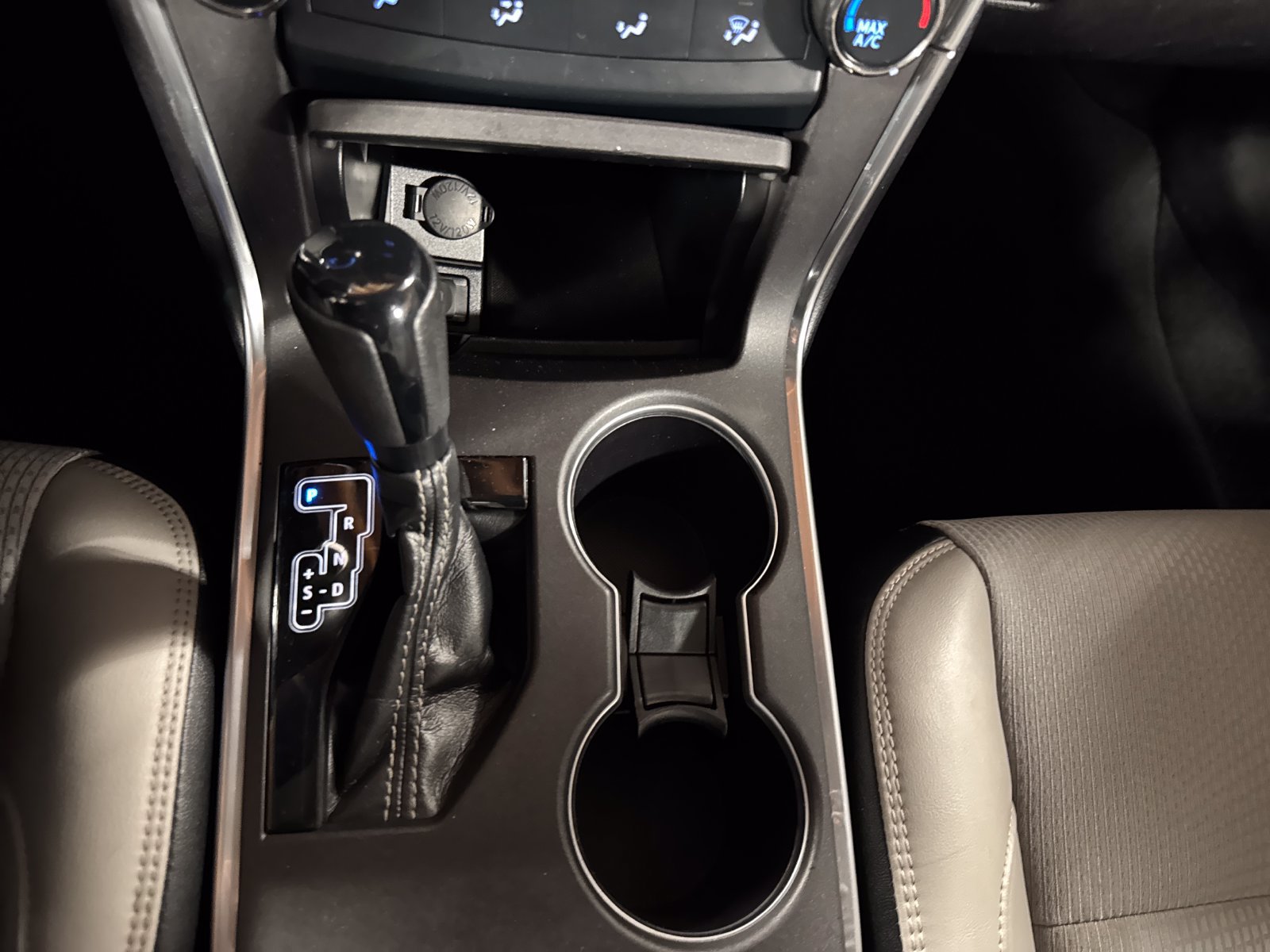 Used 2017 Toyota Camry SE FWD image 19