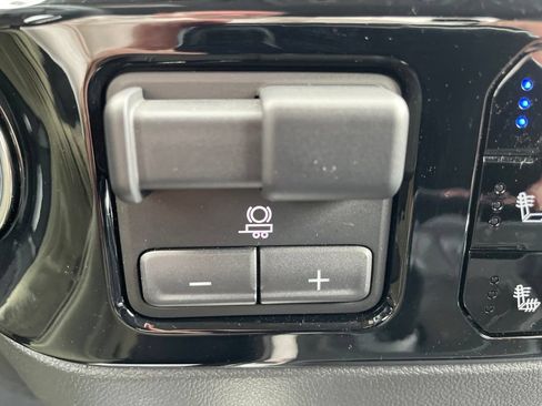 Used 2025 Chevrolet Silverado 1500 LTZ AWD/4WD image 25