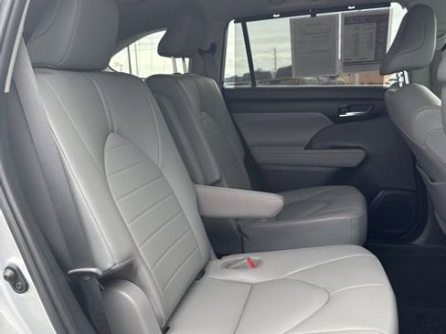 Used 2020 Toyota Highlander XLE image 18