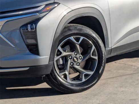 Used 2025 Chevrolet Trax LT w/ LT Convenience Package image 32
