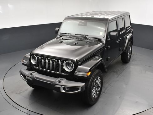 Used 2025 Jeep Wrangler Unlimited Sahara AWD/4WD image 18