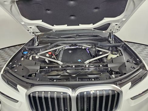 Used 2024 BMW X7 xDrive40i image 9