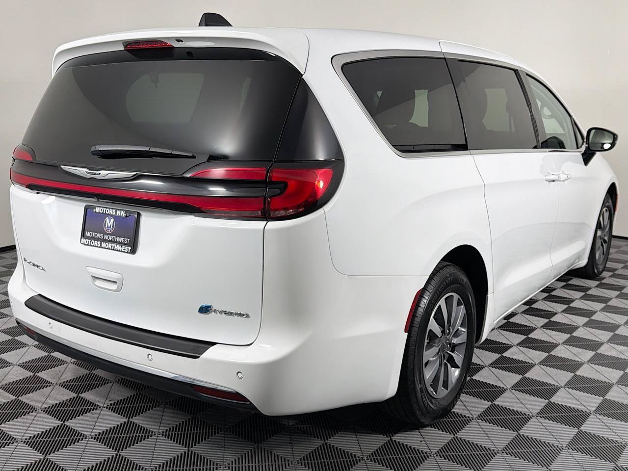 Used 2024 Chrysler Pacifica Limited FWD image 24