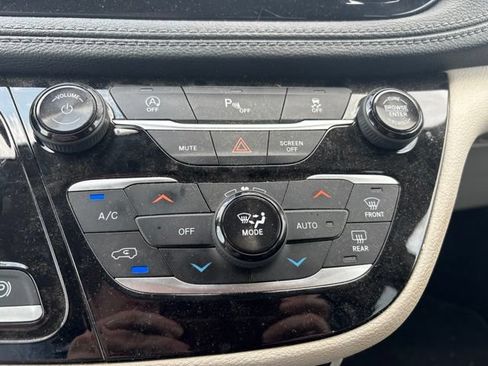 Used 2019 Chrysler Pacifica Limited w/ Tire & Wheel Group FWD image 9