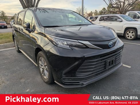 Used 2024 Toyota Sienna LE image 1