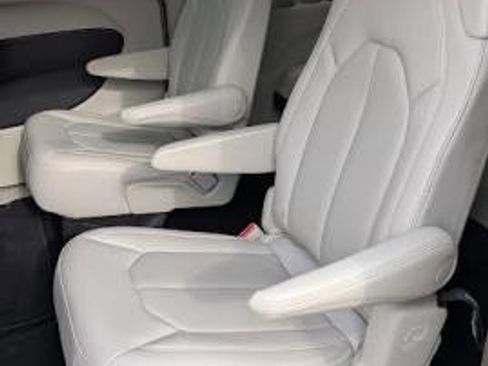 Used 2021 Chrysler Pacifica Touring-L image 15