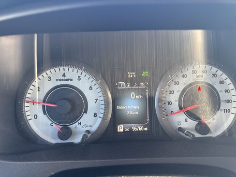 Used 2018 Toyota Sienna SE Premium w/ Carpet Mat Package FWD image 8