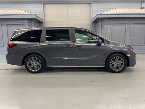 Used 2025 Honda Odyssey Touring image 8