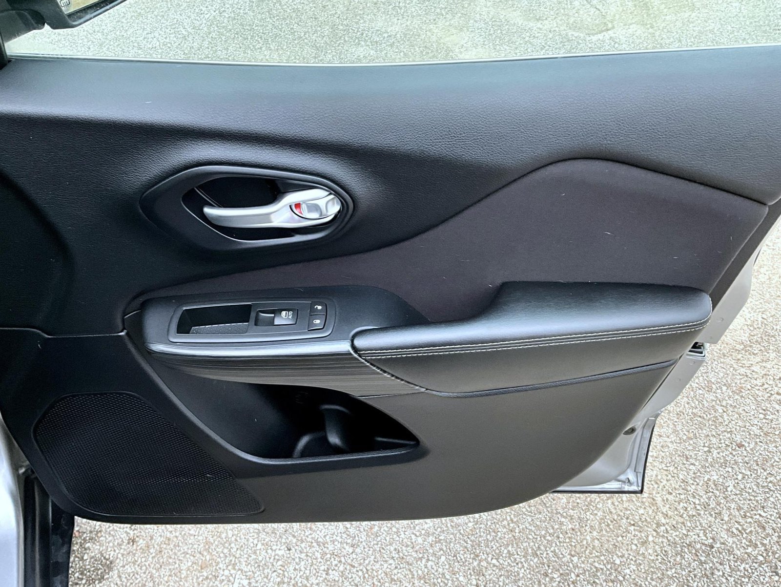 Used 2016 Jeep Cherokee Latitude w/ Cold Weather Group FWD image 18
