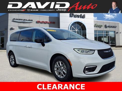 Used 2024 Chrysler Pacifica Touring-L FWD image 1