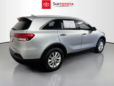 Used 2018 Kia Sorento FWD image 4