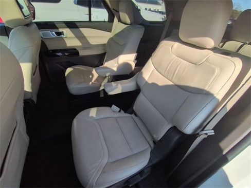 Used 2023 Ford Explorer Platinum w/ Technology Package image 16