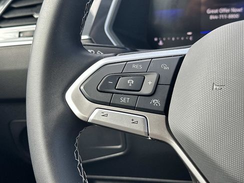 Used 2024 Volkswagen Tiguan SE image 22