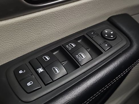 Used 2022 Chrysler Pacifica Touring-L FWD image 25