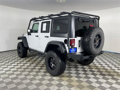 Used 2018 Jeep Wrangler Unlimited Rubicon w/ Connectivity Group image 22