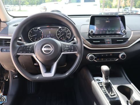 Used 2025 Nissan Altima 2.5 SV FWD image 18