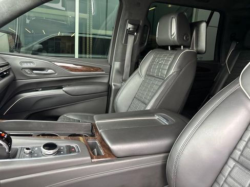 Used 2022 Cadillac Escalade Sport Platinum w/ LPO, ONYX Package AWD/4WD image 13