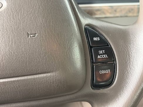Used 1999 Ford Crown Victoria RWD image 18
