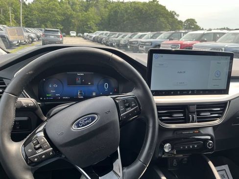 Certified 2025 Ford Escape Platinum AWD/4WD image 7