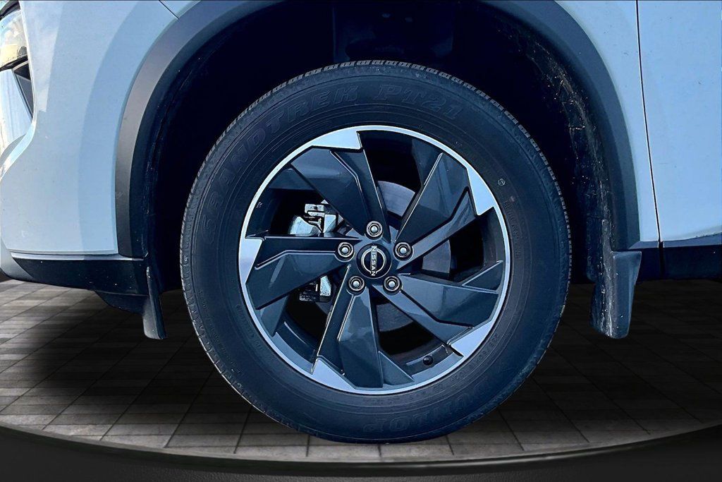 Used 2025 Nissan Rogue SV AWD/4WD image 35
