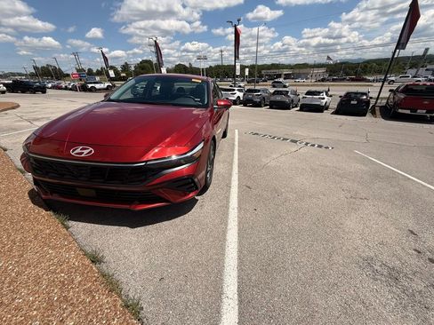 Used 2025 Hyundai Elantra SEL FWD image 1