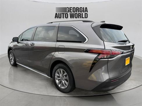 Used 2021 Toyota Sienna XLE FWD image 12
