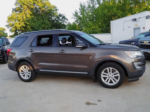 Used 2016 Ford Explorer XLT w/ Equipment Group 202A FWD image 4