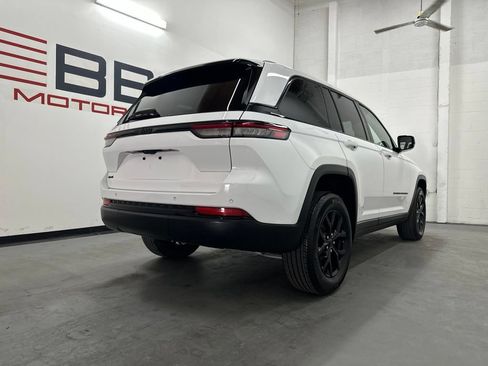 Used 2024 Jeep Grand Cherokee Altitude AWD/4WD image 9