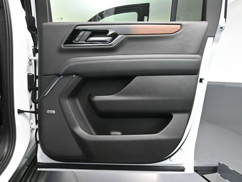 Used 2025 GMC Yukon XL Denali AWD/4WD image 50