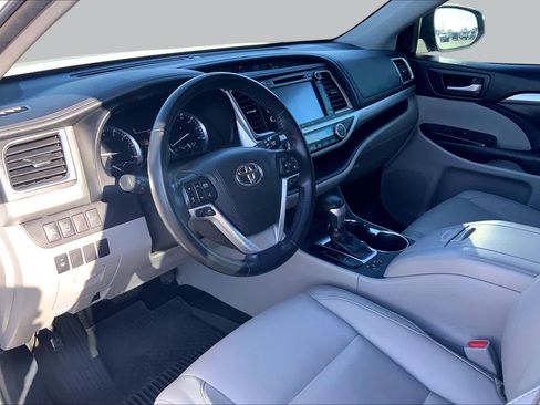 Used 2018 Toyota Highlander XLE w/ Carpet Mat Package (TMS) AWD/4WD image 18