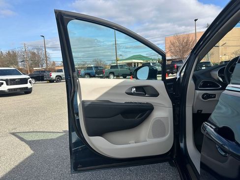 Used 2021 Chrysler Pacifica Touring image 15