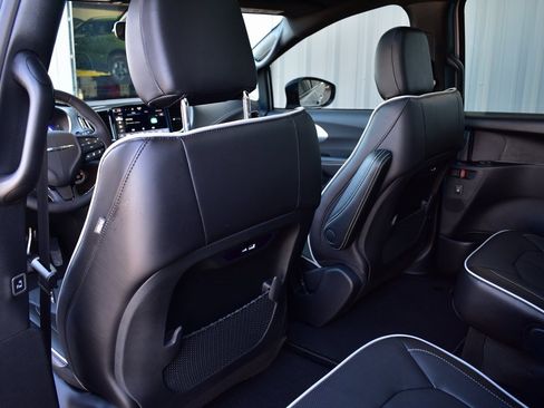 New 2026 Chrysler Pacifica Limited image 21