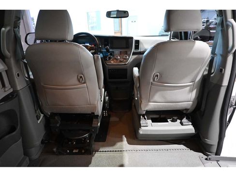 Used 2016 Toyota Sienna XLE w/ XLE Navigation Package FWD image 20